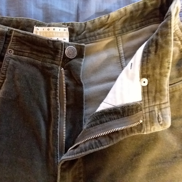 Sigrid Olsen Women's Velvet Jeans. - Picture 8 of 8